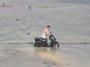 Buset, Bule Tuntun Motor ke Tengah Laut untuk Menyeberang ke Nusa Lembongan
