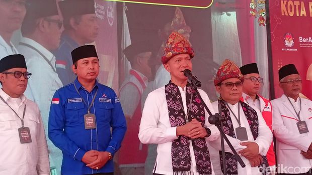 Yudha-Bahar usai mendaftar ke KPU Palembang.