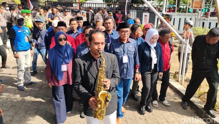Zulmi Noor Hasani-Abdul Rasit mendaftar ke KPU Probolinggo diiringi 1.000-an pendukung.