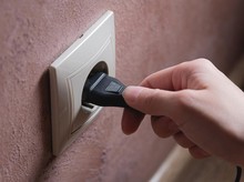 Jangan Lupa Cabut 5 Benda Ini dari Stop Kontak biar Nggak Boros Listrik