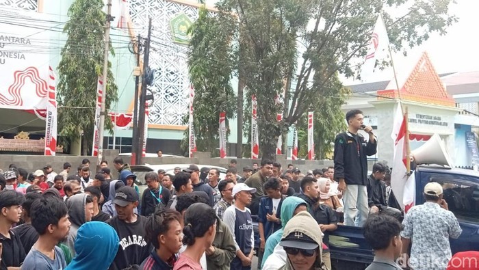 3 hari berturut-turut massa demonstrasi di Kantor Gubernur Sumsel terkait Jembatan P.6 Lalan.