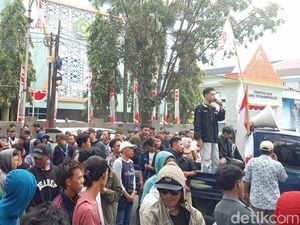Dinilai Lambat Buka Jalur Sungai Lalan, Massa Tuntut Gubernur-Bupati Mundur