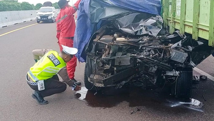 4 orang tewas dalam insiden Fortuner tabrak truk fuso di Tol Palembang-Kayuagung