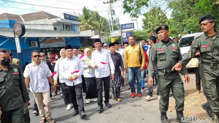 Abdul Halim Muslih-Aris Suharyanta mendaftar ke KPU Bantul untuk maju di Pilkada 2024.