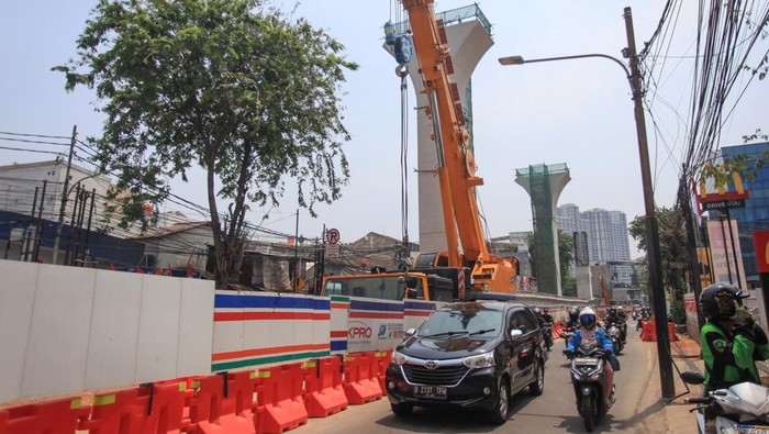 Ada Rekayasa Lalu Lintas di Jalan Tambak Imbas Proyek LRT Jakarta Kendaraan melintas di dekat proyek pembangunan jalur kereta ringan atau Light Rail Transit (LRT) Jakarta fase 1B rute Velodrome-Manggarai di Jalan Tambak, Jakarta, Rabu (28/8/2024). Dinas Perhubungan (Dishub) DKI melakukan rekayasa lalu lintas di sekitar kawasan tersebut dan dilakukan sesuai penahapan pengerjaan mulai 22 Agustus sampai 2 Oktober 2024 serta mengimbau masyarakat mengutamakan keselamatan dan mengikuti arahan untuk kelancaran lalu lintas. ANTARA FOTO/Reno Esnir/tom.