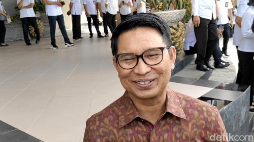 Adi Arnawa pamitan dengan para ASN di Pemkab Badung jelang daftar ke KPU, Kamis besok. (Agus Eka/detikBali)