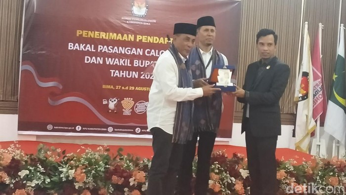 Ady-Irfan saat mendaftar sebagai bakal paslon Pilbup Bima 2024 di KPU Kabupaten Bima, Rabu, (28/8/2024) sore.