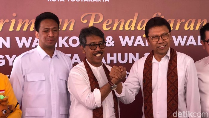 Afnan Hadikusumo-Singgih Raharjo, resmi mendaftarkan diri ke KPU Kota Jogja, Rabu (28/9/2024). Tampak cucu Sultan HB X, Gusti Marrel ikut mendampingi.