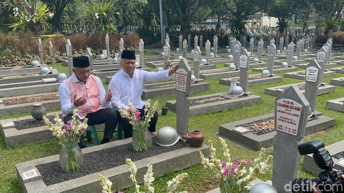 Ahmad Syaikhu dan Ilham Akbar Habibie berziarah ke makam BJ Habibie di Taman Makam Pahlawan (TMP) Utama Kalibata di Jakarta Selatan (Rumondang Naibaho/detikcom)