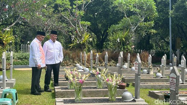 Ahmad Sayku-Ilham TMP Ziarah ke Makam BJ Habibi di Kekhalifahan