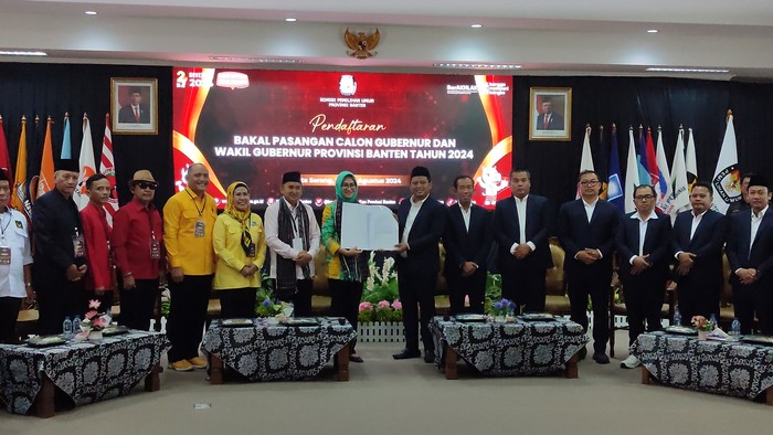 Airin dan Ade resmi daftar ke KPU Banten (Bahtiar/detikcom)