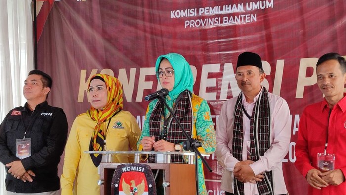 Airin Rachmi Diany-Ade Sumardi daftar Pilgub Banten di kantor KPU Banten, Jalan Syekh Nawawi Al Bantani, Serang, Rabu (28/8/2024).