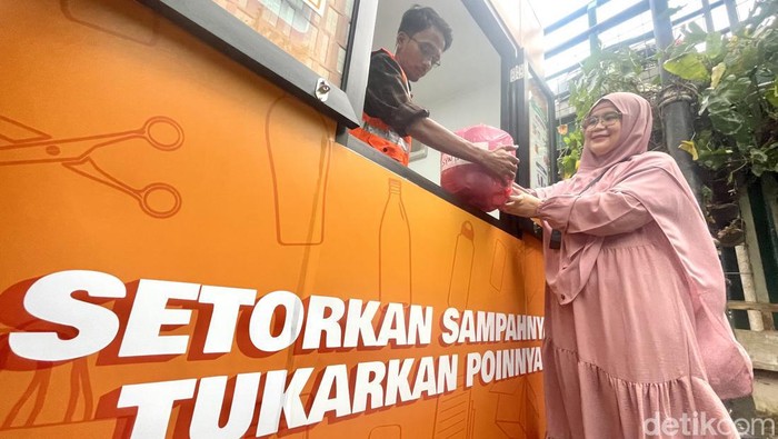 Ajak Masyarakat Pilah Sampah Lewat Waste Dropbox Warga menyumbangkan sampah pada program Waste Dropbox di Kebagusan, Pasar Minggu, Jakarta, Rabu (28/8/2024).