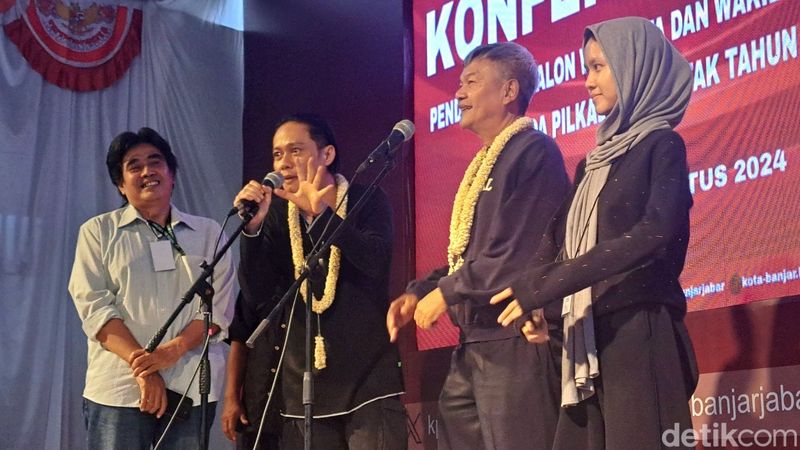 Akhmad Dimyati dan Alam 'Mbah Dukun'.