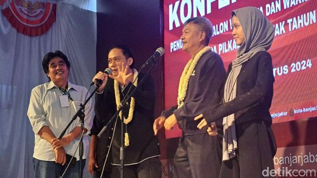 Akhmad Dimyati dan Alam 'Mbah Dukun'. Akhmad Dimyati dan Alam 'Mbah Dukun'.