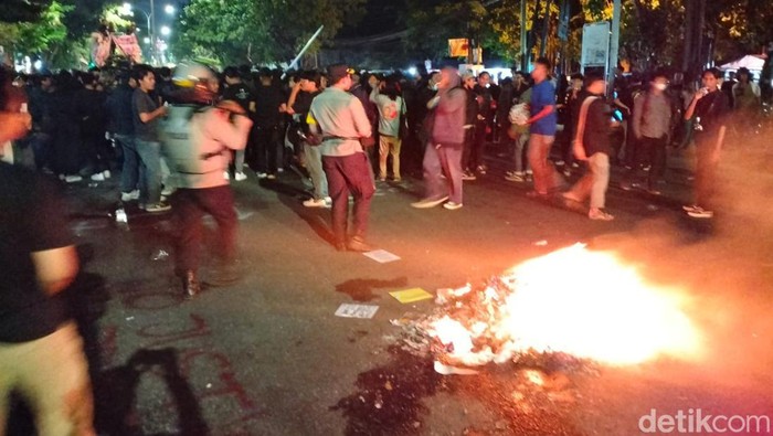 Aksi demo mahasiswa di Kantor DPRD Kota Solo, Rabu (28/8/2024) sore.
