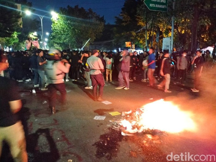 Aksi demo mahasiswa di Kantor DPRD Kota Solo, Rabu (28/8/2024) sore.