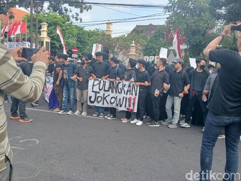 Aksi demo mahasiswa di Kantor DPRD Kota Solo, Rabu (28/8/2024) sore.