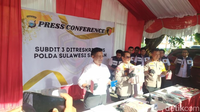 Kapolda Sulsel Irjen Andi Rian Djajadi saat merilis kasus dugaan kredit fikti di Makassar,