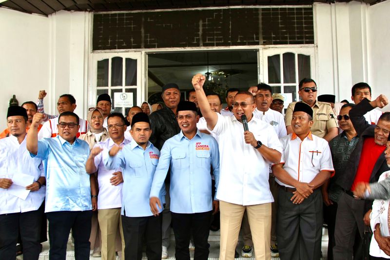 Andre Rosiade dampingi calon Bupati dan Wakil Bupati Solok Jon Firman Pandu (JFP)-Chandra mendaftar ke KPU Solok.