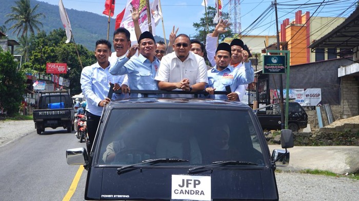 Andre Rosiade dampingi calon Bupati dan Wakil Bupati Solok Jon Firman Pandu (JFP)-Chandra mendaftar ke KPU Solok.