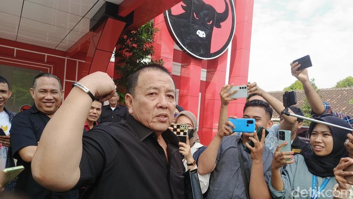 Arinal Djunaidi menunjukkan otot usai mendatangi kantor PDIP Lampung