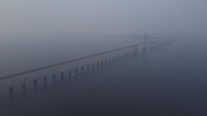 Smoke from wildfires fills the air in Manaus, Amazonas state, Brazil, Tuesday, Aug. 27, 2024. (AP Photo/Edmar Barros)