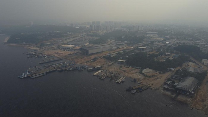 Smoke from wildfires fills the air in Manaus, Amazonas state, Brazil, Tuesday, Aug. 27, 2024. (AP Photo/Edmar Barros)