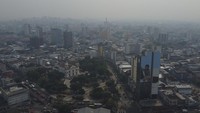 Asap juga mengganggu lalu lintas di belasan jalan raya, sementara wilayah Manaus diselimuti kabut abu-abu.  