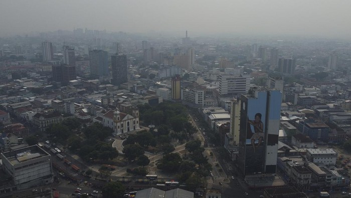 Smoke from wildfires fills the air in Manaus, Amazonas state, Brazil, Tuesday, Aug. 27, 2024. (AP Photo/Edmar Barros)