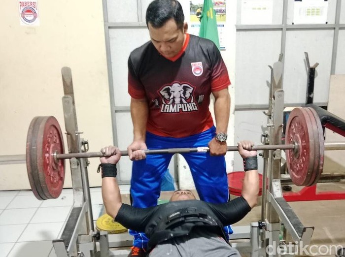 Atlet angkat berat Jogja, Rismanto, saat latihan di GOR Pangukan, Sleman, DIY, Rabu (28/8/2024).