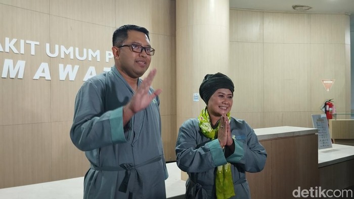 Bakal cagub dan cawagub Jatim, Luluk Nur Hamidah (kanan) dan Lukmanul Khakim (kiri) saat tes kesehatan di RS Fatmawati, Jaksel. (MI Fawdi/detikcom)