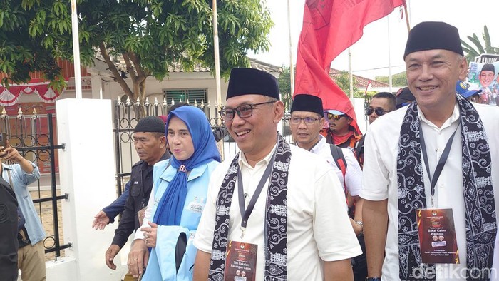 Bakal calon wali kota (cawalkot) petahana Helldy Agustian resmi mendaftar Pilwalkot Cilegon ke KPU. Kini, Helldy berpasangan dengan Alawi Mahmud. (M Iqbal/detikcom)