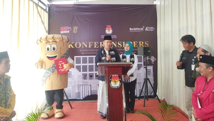 Bakal pasangan calon bupati dan wakil bupati Pandeglang, Fitron Nur Ikhsan dan Diana Jayabaya mendaftar ke KPU.