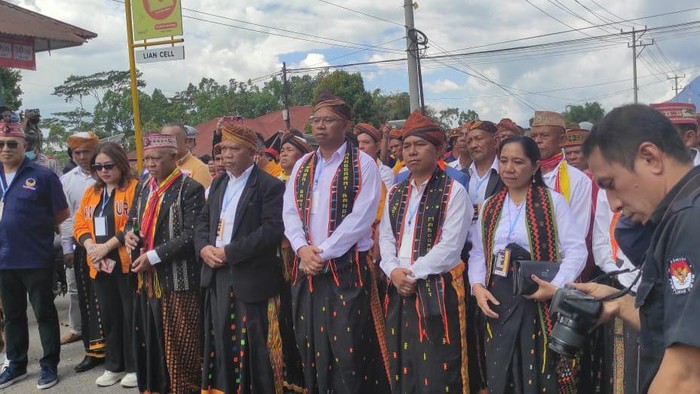 Bakal paslon Yohanes Halut-Thomas Dohu (Yohan–Thomas) mendaftar ke KPU Manggarai, Rabu (28/7/2024) sore.