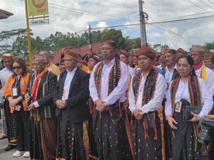Mantan Ketua KPU NTT Daftar Pilbup Manggarai, Kompak Pakai Baju Adat