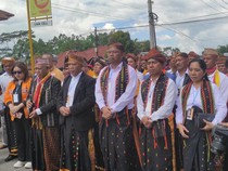 Mantan Ketua KPU NTT Daftar Pilbup Manggarai, Kompak Pakai Baju Adat