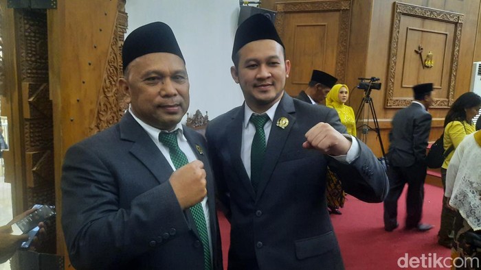 Bapak anak, Suwito dan Mohammad Dyan Aulia Burhanuddin (25), yang bersama dilantik menjadi anggota DPRD Pati, Selasa (27/8/2024) malam.