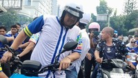Bobby-Surya Konvoi Naik Motor Listrik ke KPU Sumut