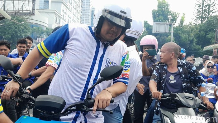 Bobby-Surya konvoi naik sepeda motor listrik untuk mendaftar ke Kantor KPU Sumut. (Nizar Aldi/detikSumut)
