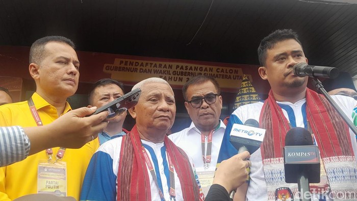 Bobby-Surya memberikan keterangan pers usai mendaftar ke KPU Sumut (Nizar Aldi/detikSumut)