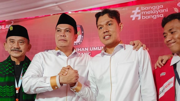 Budi Rustandi-Nur Agis Aulia di KPU Kota Serang, Ciceri, Rabu (28/8/2024).