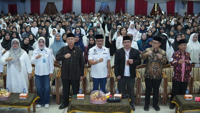 Bupati Bandung Dadang Supriatna (tengah) bersama para ustadz dan ustadzah se- Kabupaten Bandung