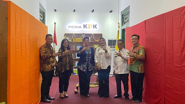 Bupati Klaten Sri Mulyani meresmikan Pojok Baca KPK di Perpustakaan Klaten, Rabu (28/8/2024).