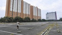 Warga berolahraga di lapangan parkir C3 Kemayoran, Jakarta, Rabu (28/6/2024).  