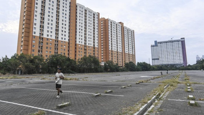 Warga berolahraga di lapangan parkir C3 Kemayoran, Jakarta, Rabu (28/6/2024). Polda Metro Jaya menyiapkan sembilan kantong parkir salah satunya lapangan parkir C3 Kemayoran untuk menampung sekitar 1.800 bus yang membawa umat Katolik untuk mengikuti Misa Akbar yang dipimpin Paus Fransiskus di Stadion Utama GBK, Jakarta pada (5/9/2024). ANTARA FOTO/Hafidz Mubarak A/foc.