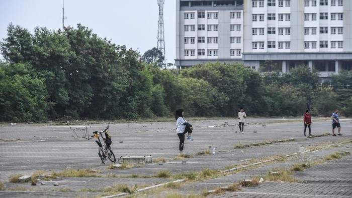 Warga berolahraga di lapangan parkir C3 Kemayoran, Jakarta, Rabu (28/6/2024). Polda Metro Jaya menyiapkan sembilan kantong parkir salah satunya lapangan parkir C3 Kemayoran untuk menampung sekitar 1.800 bus yang membawa umat Katolik untuk mengikuti Misa Akbar yang dipimpin Paus Fransiskus di Stadion Utama GBK, Jakarta pada (5/9/2024). ANTARA FOTO/Hafidz Mubarak A/foc.