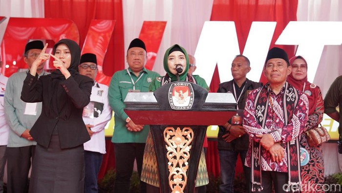 Calon gubernur NTB, Sitti Rohmi Djalillah, saat sesi konferensi pers seusai mendaftar di KPU NTB, Rabu (28/8/2024). (Lalu Helmy Akbar/detikBali)