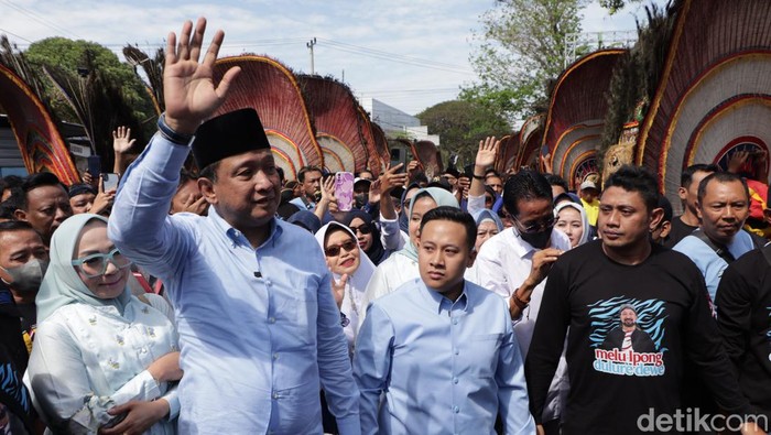 Cawabup Ipong Muchlissoni-Bawacbup Segoro Luhur Kusumo Daru daftar ke KPU Ponorogo