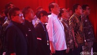 Chairul Tanjung, Budi Arie Setiadi, dan penonton menyanyikan lagu Indonesia Raya sebagai tanda dimulainya #DemiIndonesia Satu.  
